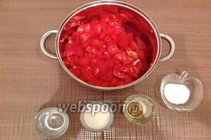 Нарезанные томаты выкладываем в кастрюлю, добавляем 1 ст. л. соли, 125 г сахара, 250 мл растительного масла, 125 мл воды.