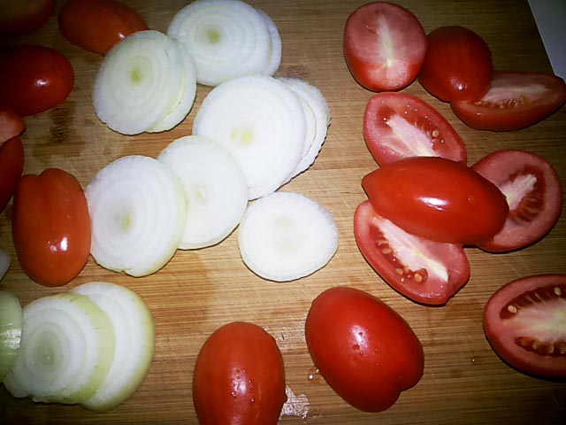 pomidory-luk