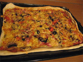 Пицца приготовленная в духовке, фото