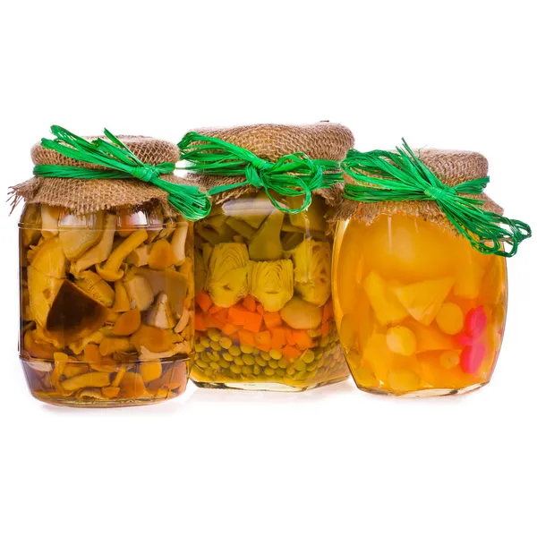 Три стеклянных банок с консервы, маринованные грибы, овощи и компотов — стоковое фото