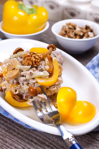 Салат с соленые грибы, филе курицы, грецкие орехи, сладкий — стоковое фото