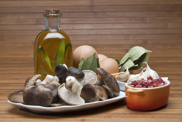 Грибы, яйца, ветчина и оливковое масло для приготовления пищи — стоковое фото