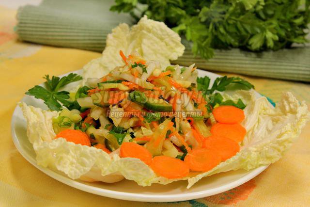 салат из пекинской капусты с огурцом и зеленью