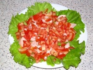 слой помидоров в салате с копчёной курицей