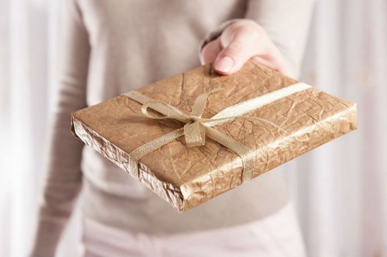 Как упаковать книгу в подарочную бумагу