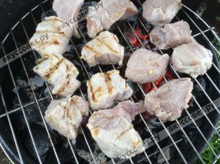 Мясо жарим на углях до готовности по 2-3 минуты с каждой стороны
