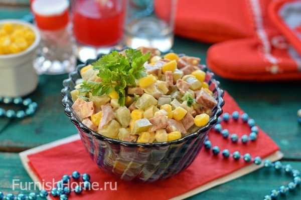 Салат с консервированной кукурузой и колбасой