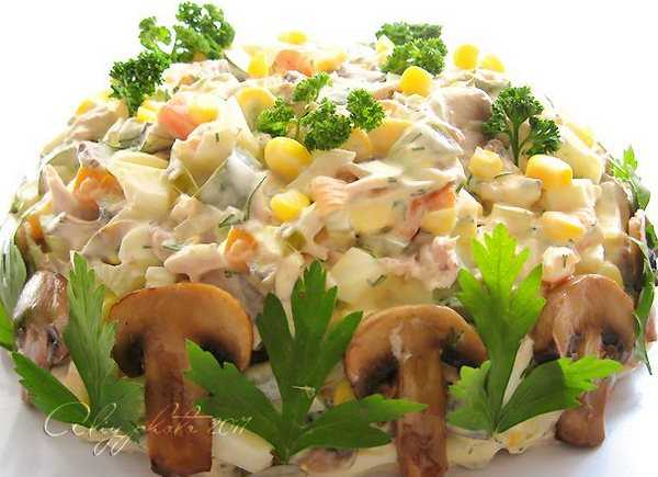 Салат с окорочком и грибами