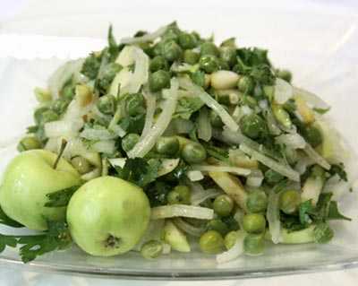 Салат с зеленым горошком и зеленым яблоком и