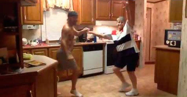 Танец на кухне матери и сына
